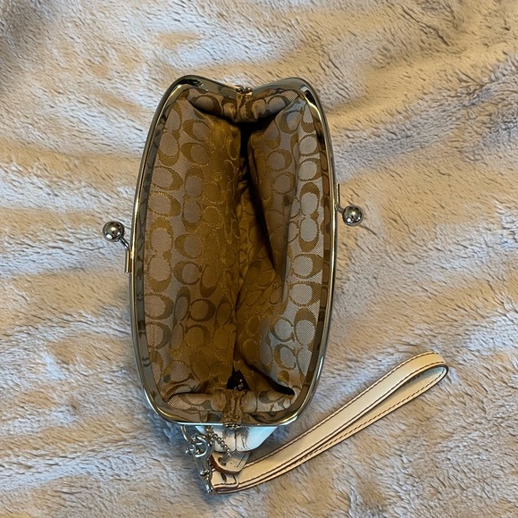 Coach wristlet - Picture 5 of 7